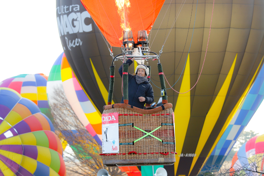 浮かぶだけの乗り物で世界の頂へ　気球パイロット藤田雄大の挑戦